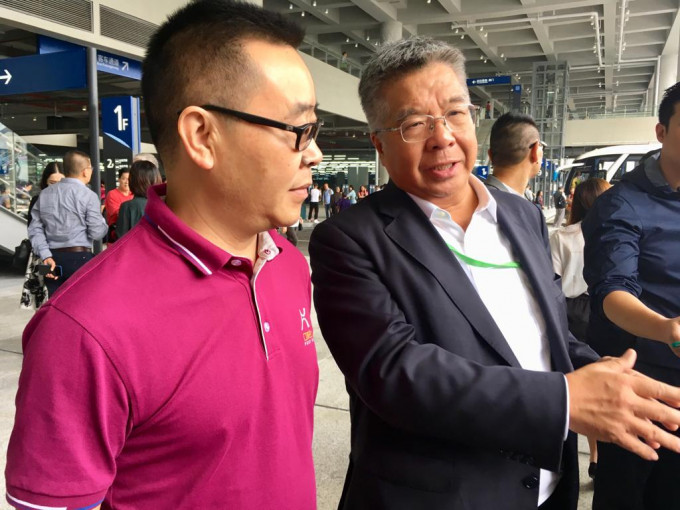 珠海口岸客運服務董事長唐上升（左）、冠忠巴士集團主席黃良柏（右）。