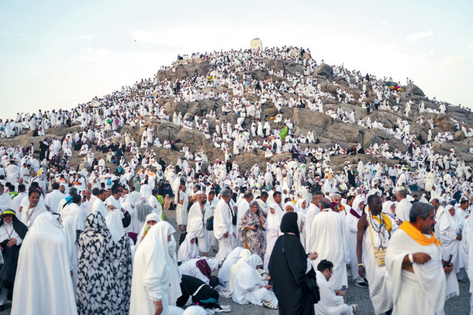 在麦加附近，本月中有大批朝圣者聚集在阿拉法特平原上被称为慈悲山的岩石山顶。
