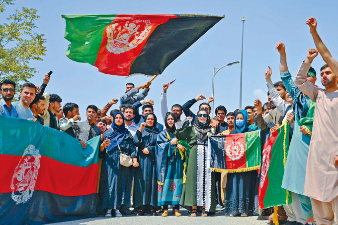 喀布尔昨日有民众带同国旗，庆祝阿富汗独立一百零二周年。