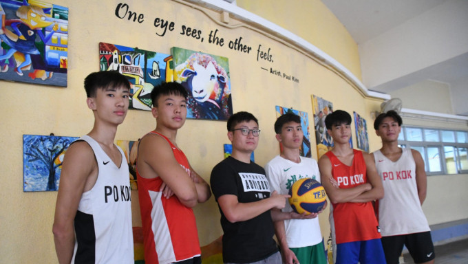 寶覺中學籃球隊，吳文豪(左起)、李浩曦、梁民熊教練、張健朗、盧冠熙、石鎧諾。