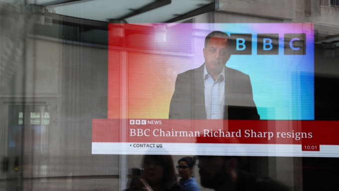 BBC倫敦辦公室大堂大電視播放夏普（Richard Sharp）的辭職聲明。 路透社