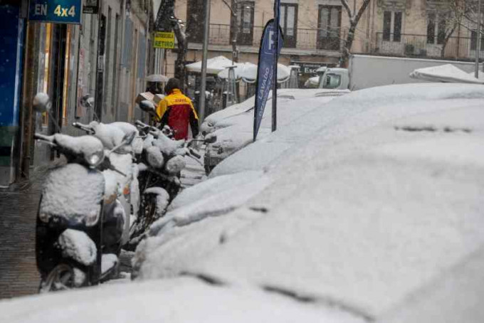 马德里被暴风雪侵袭私家车被积雪淹没。AP
