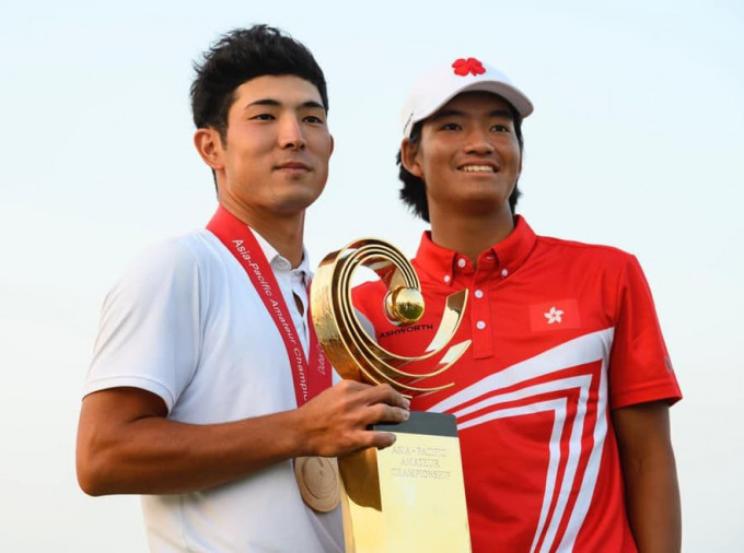 許龍一(右)在賽後與奪得冠軍的日本球手中島啟太（左）合照。AAC Golf圖片