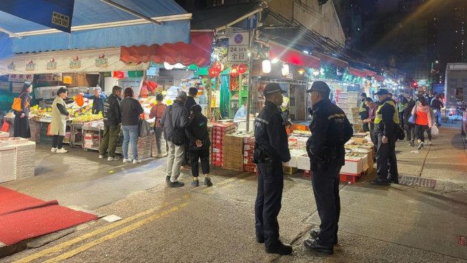 跨部門油麻地果欄一帶打擊阻街，向一車輛發「牛肉乾」。警方圖片