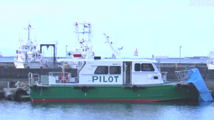 神戶一艘領港船疑撞上防波堤，導致多人死傷。NHK
