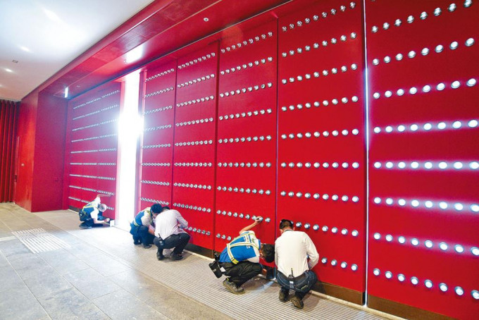 展廳入口採用紫禁城城牆朱紅色作點綴。
