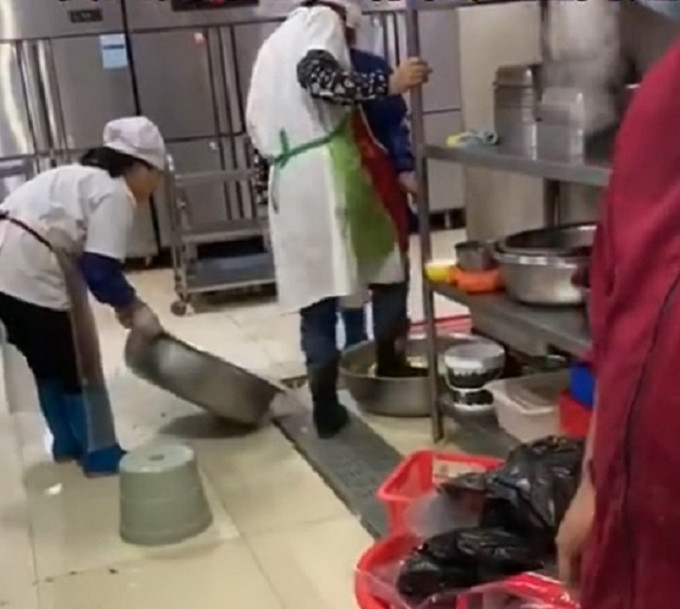 武汉东湖学院食堂工作人员被揭发用脚洗菜。影片截图