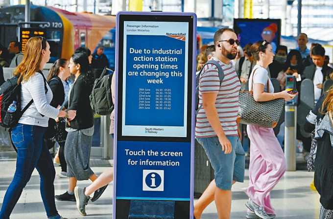 倫敦滑鐵盧車站的乘客資訊牌，提醒乘客本周的營運時間將因罷工而有所變動。