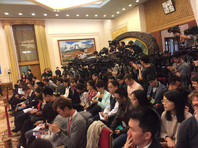 上百名記者集體進入新疆廳，瞬間已經座無虛席，不少人只能席地而坐。董秋伊攝