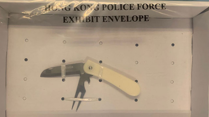 警方檢獲一把長約17厘米的摺刀。警方圖片