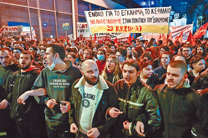 希臘發生列車對撞車禍後翌日，附近城市拉里薩有大批學生示威，抗議國家鐵路系統老舊。