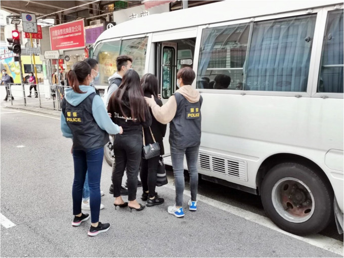 警方放蛇於九龍城搗破一個懷疑賣淫場所。警方圖片