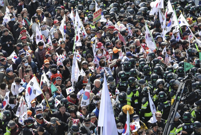朴槿惠的支持者在法院外与警方爆发冲突。美联社