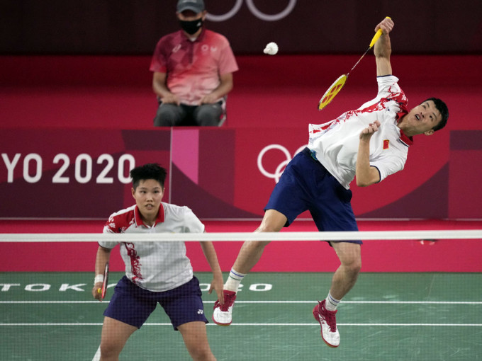 東京奧運會羽毛球混雙決賽中，王懿律與黃東萍的組合奪得金牌。AP圖片