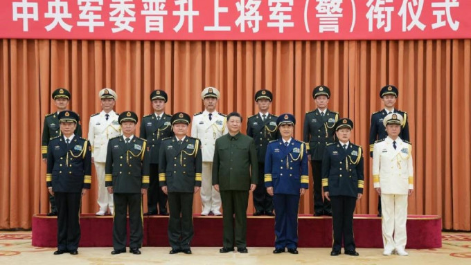习近平及其他中央军委主要成员与7名新晋上将合照。互联网图片