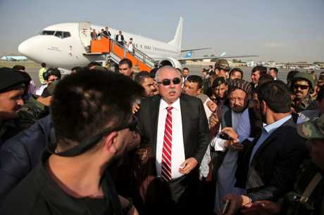 民眾聚集機場，迎接流亡歸國的副總統杜斯坦（中）。AP