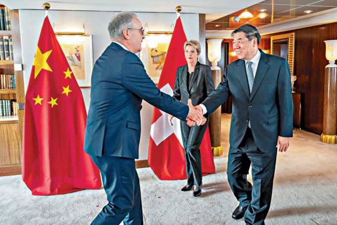 中美高層會談前夕，國務院副總理何立峰先會見瑞士經濟部長帕姆蘭（左）及瑞士聯邦主席祖特爾（中）。