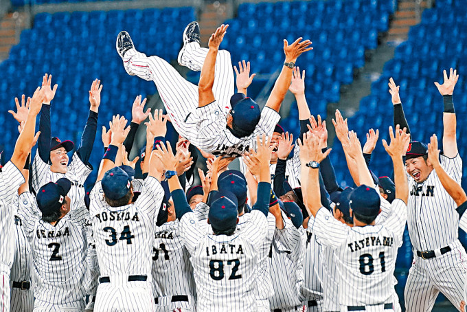 ■日本棒球隊上周六擊敗美國奪金，隊員拋起領隊歡呼。