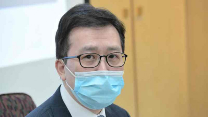 香港医院药剂师学会会长崔俊明表示纾缓新冠药物供应一旦紧张，市民或会到急症室求诊，增加公营医疗系统压力。资料图片