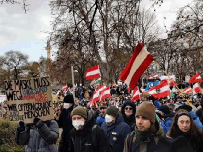 維也納數千人走上街頭，抗議政府防疫限制。網圖