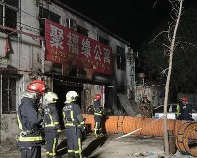 大兴区新建村的「多合一」聚福缘公寓大火造成19死8伤。
