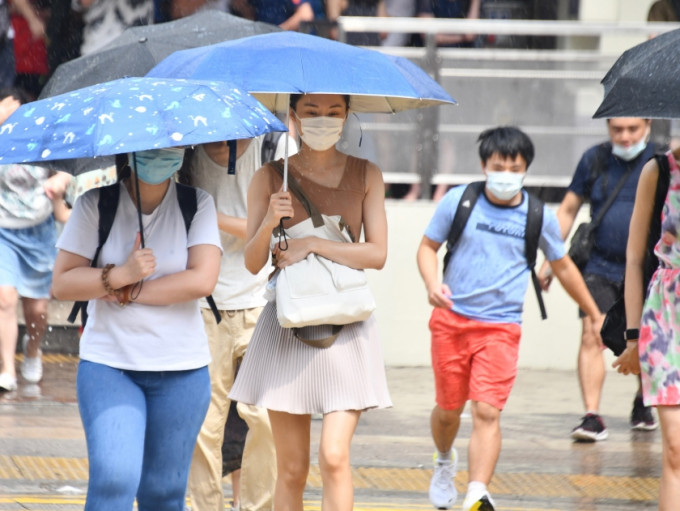 天文台預料本港地區今日大致多雲，有幾陣驟雨，局部地區有雷暴。