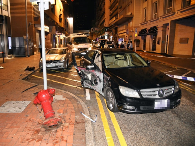 在本月12日的案件中，涉事车辆失控铲上行人路，撞到消防栓。资料图片