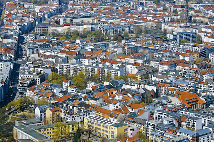 從德國柏林電視塔俯瞰米特區公寓的風景。