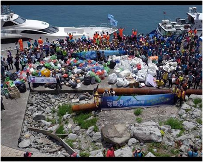 基隆市政府昨日号召600人上岛净滩。图:基隆市政府