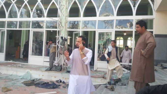 清真寺的玻璃遭炸碎。互聯網圖片