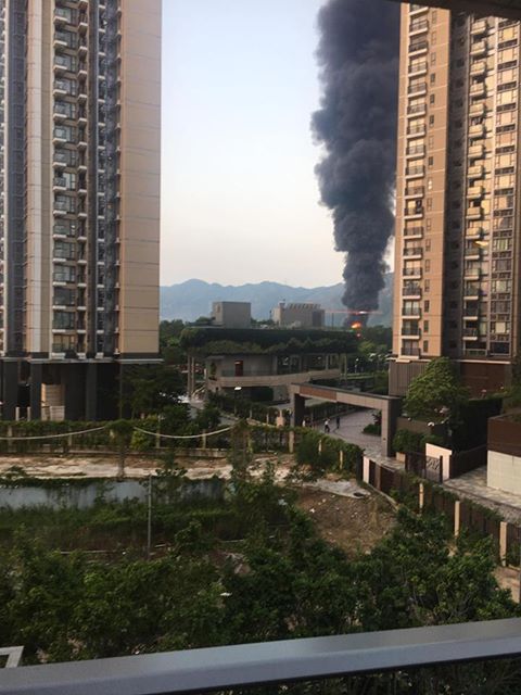 元朗居民在远处拍摄冒烟情况。香港突发事故报料区fb群组图片