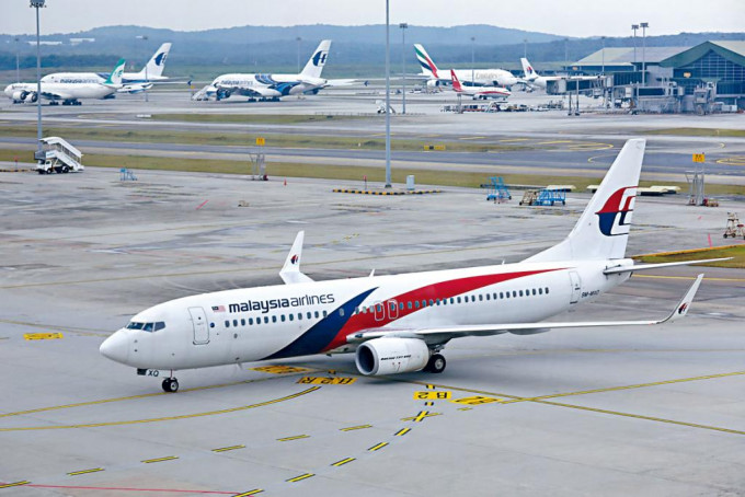 停泊吉隆坡国际机场的一架马航波音737-800型客机。