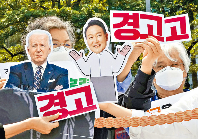 南韓首爾周二有民眾到總統府外示威，表達不滿美國對北韓政策。