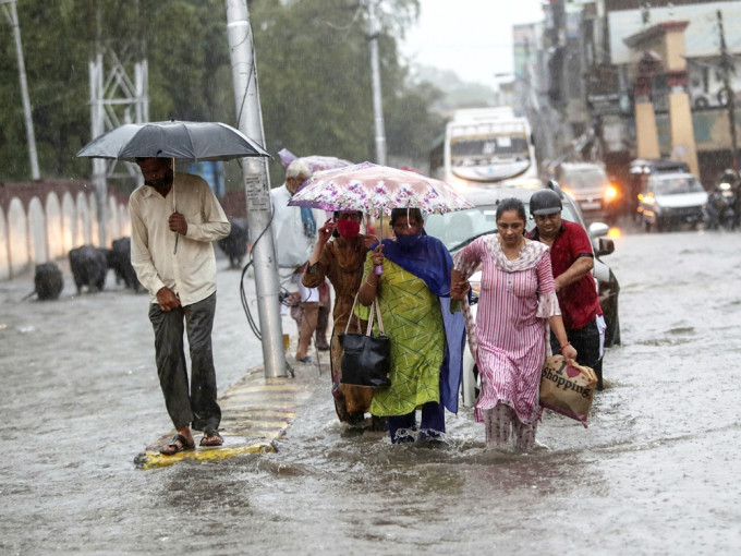 印度多地雷暴天氣，68人遭雷擊身亡。AP圖片