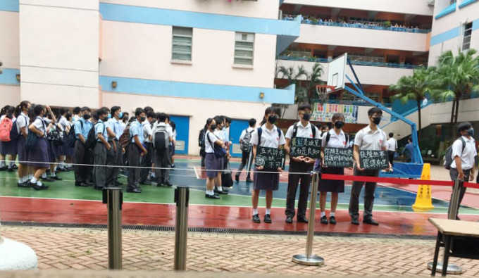 一批學生戴口罩手持手持標語在校內默站。  柴灣人柴灣事FB/網民Fa Jei‎圖