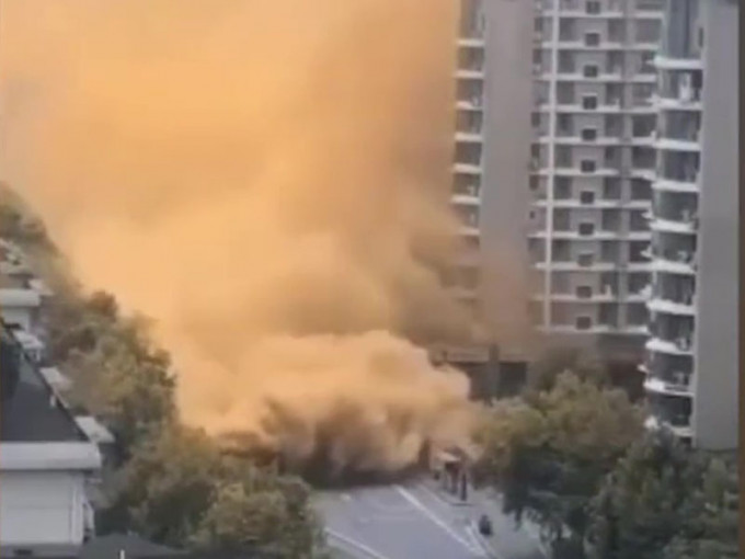 杭州地面坍塌#，现场涌出大量黄色尘雾。(网图)