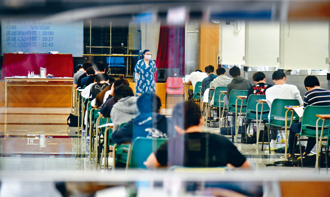 文凭试昨举行中文科卷三聆听及综合能力考试。　