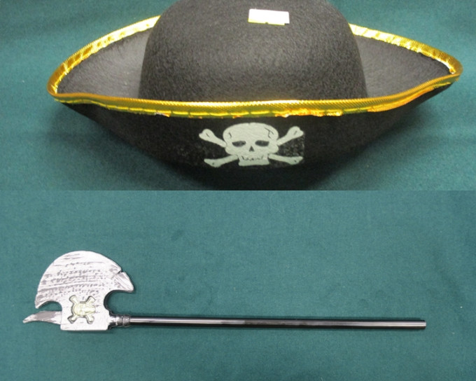 涉事的不安全海盜帽(上)及玩具斧頭(下)。 海關提供