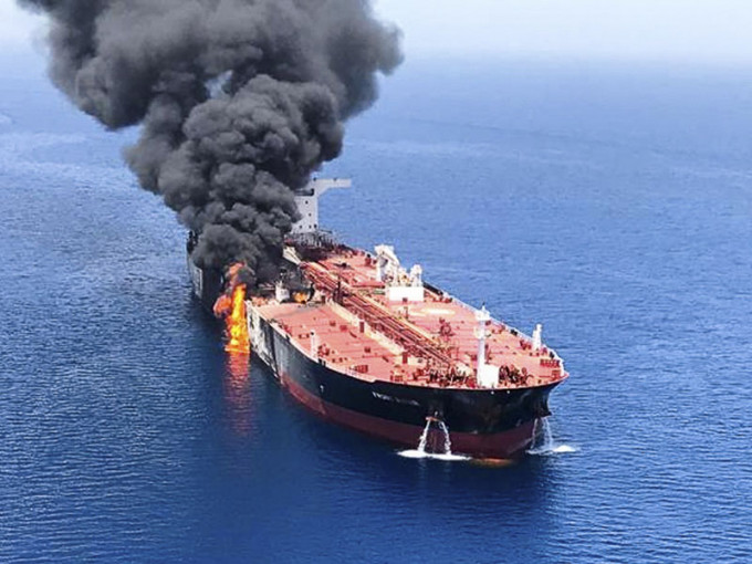 台湾中油石化租用的挪威油轮「Front Altair」在中东海域受袭起火。AP