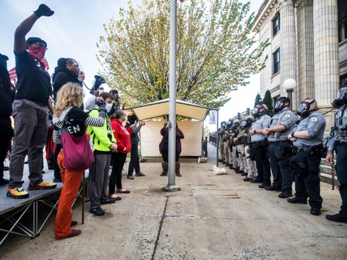 當地警方與遊行人士對峙。AP圖片