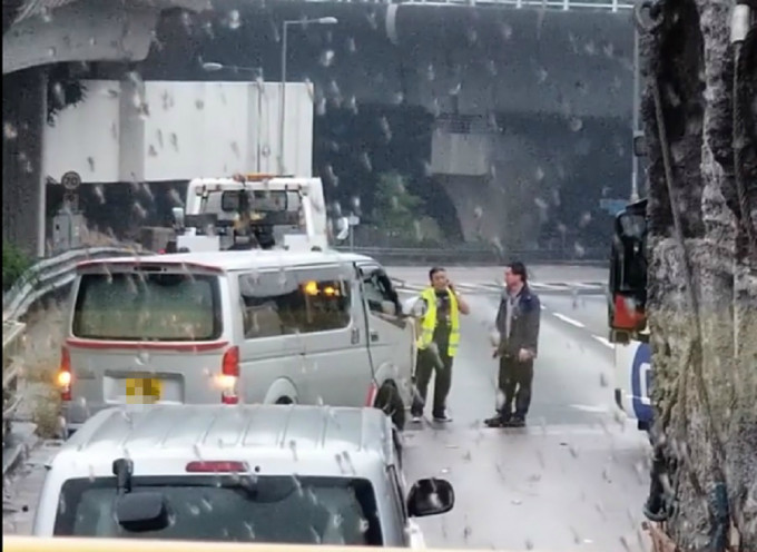 一輛客貨車失事。香港突發事故報料區Man Kwong圖片
