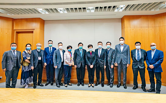 ■林健鋒（左七）聯同製造業及進出口業界代表，與特首林鄭月娥會面。