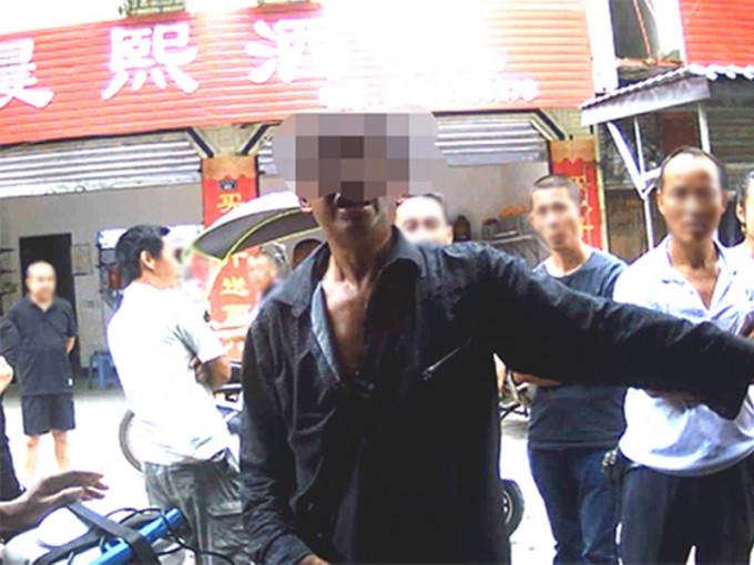 四川一名菜贩因蔬菜滞销，竟然报警让警员帮忙卖菜，被拒绝后怀恨在心。 网图