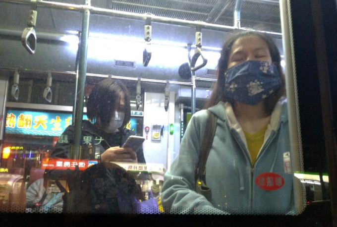 台灣台北市民戴口罩乘坐巴士。AP