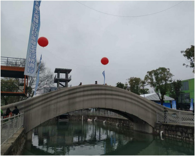 號稱世界最大规模3D打印步行橋在上海科創園落成。