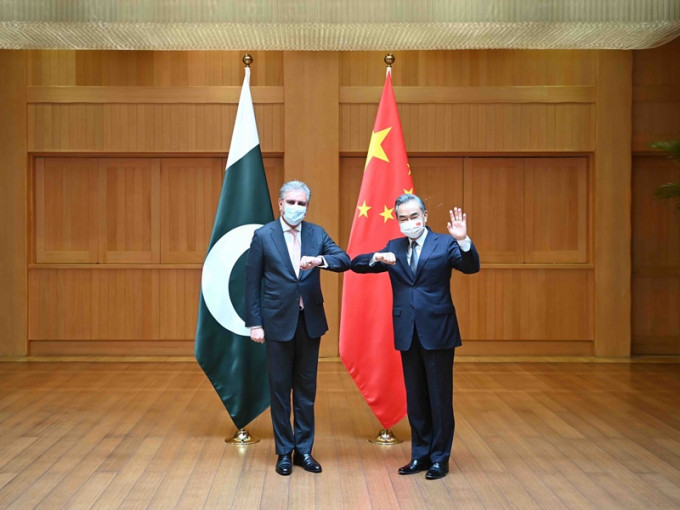王毅同巴基斯坦外長庫雷希舉行第三次中巴外長戰略對話。新華社