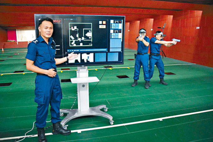 郭家俊高级警司（左）表示，「MR训练系统」为人员提供像真的沉浸式体验，有助人员训练时提升参与感，加强训练的效果和质素。