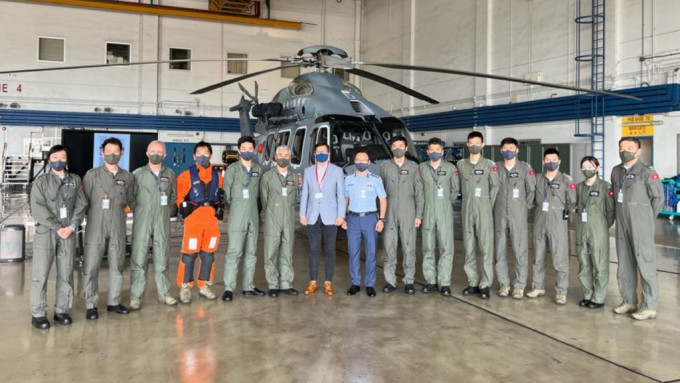 鄧炳強到飛行服務隊總部， 探訪參與救援行動的人員。