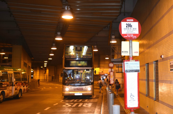 有市民反映九巴298E号綫巴士班次早开。资料图片