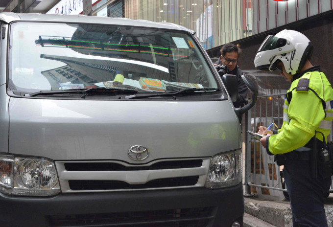 警方明日會在東九龍各區打擊違例泊車。